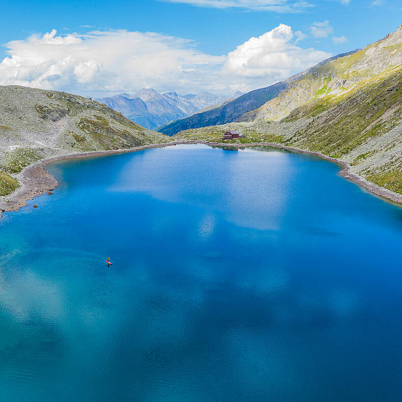 Blick auf den Wagenitzsee im Nationalpark Hohe Tauern mit der Wagenitzseehütte