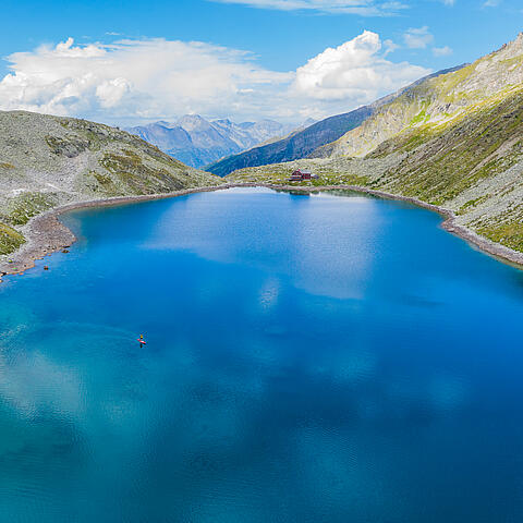 Blick auf den Wagenitzsee im Nationalpark Hohe Tauern mit der Wagenitzseehütte