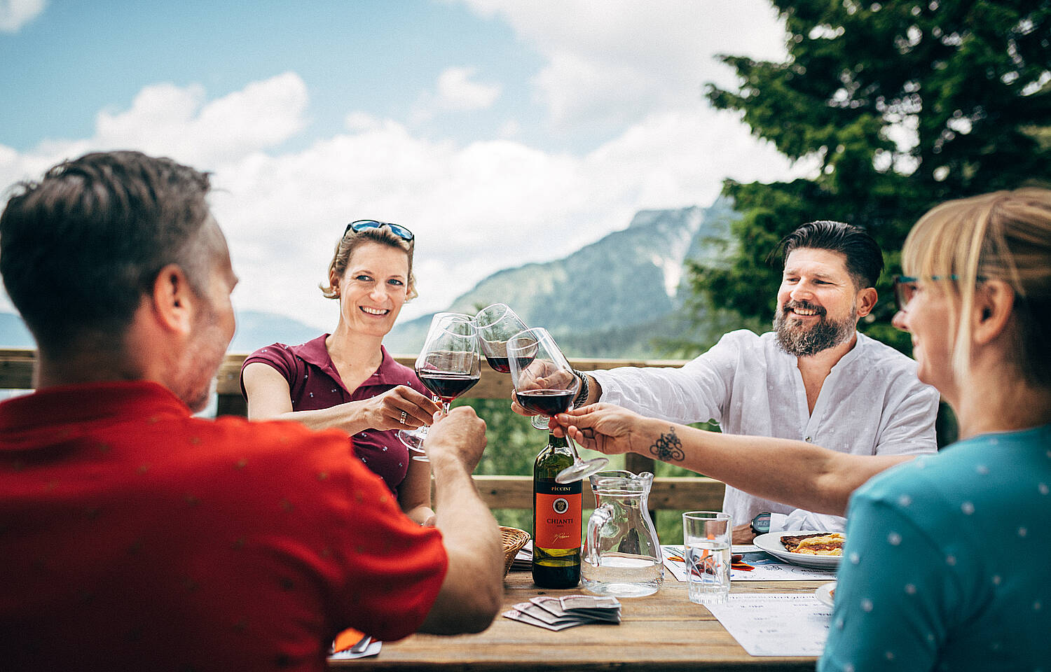 Huettenkulinarik Anstossen mit Pleamle-Wein