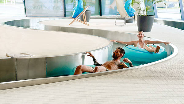 Paerchen mit den Reifen im Schwimmbecken der Kaernten Therme 
