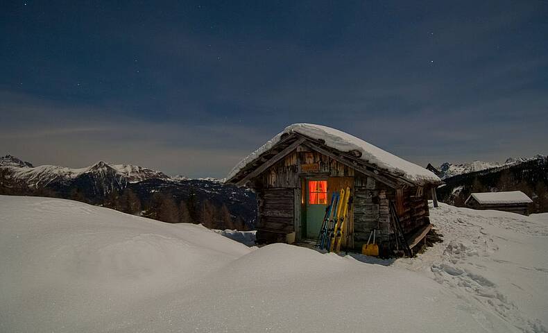 Eine schöne, alte Skihütte auf der Piste.