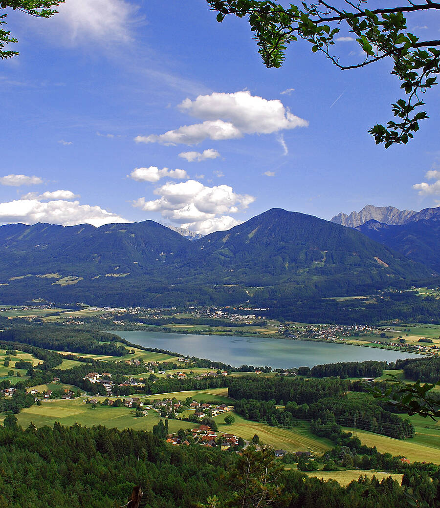 Ceci – sein Hausberg mit Blick über das Rosental  Der Ceci ist Markos Kraftplatz. Von hier sieht man fast das ganze Rosental – von Ferlach bis St. Jakob. Die Aussicht, die Ruhe und die Nähe zur Natur machen diesen Ort für ihn besonders. Wer hier oben steht, versteht, warum Kärnten für ihn Genuss und Gelassenheit zugleich ist.