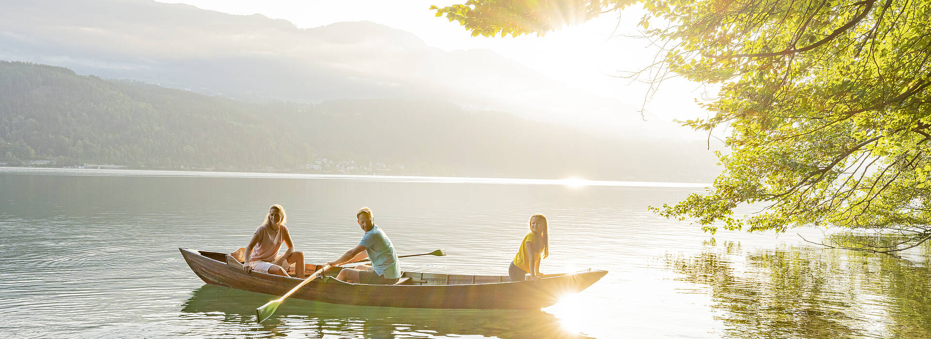 Mama, Papa und Tochter am Ruderboot im Millstätter See