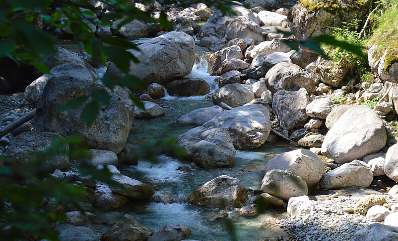 Garnitzenklamm Wassertuempel mit türkisfarbenem Wasser und rundgeschliffenen Steinen