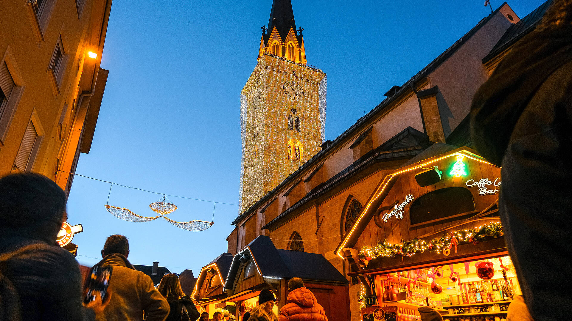 Villacher Advent mit St. Jakobs Kirche im Hintergrund