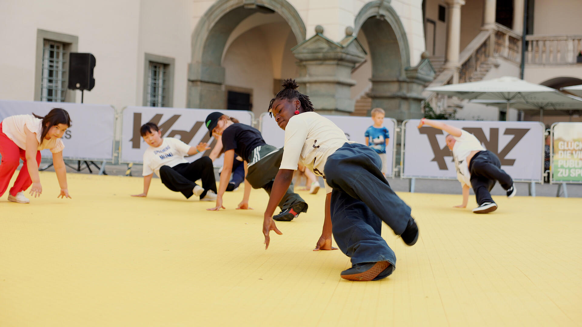 Gruppe beim Tanzen PublicMoves Klagenfurt