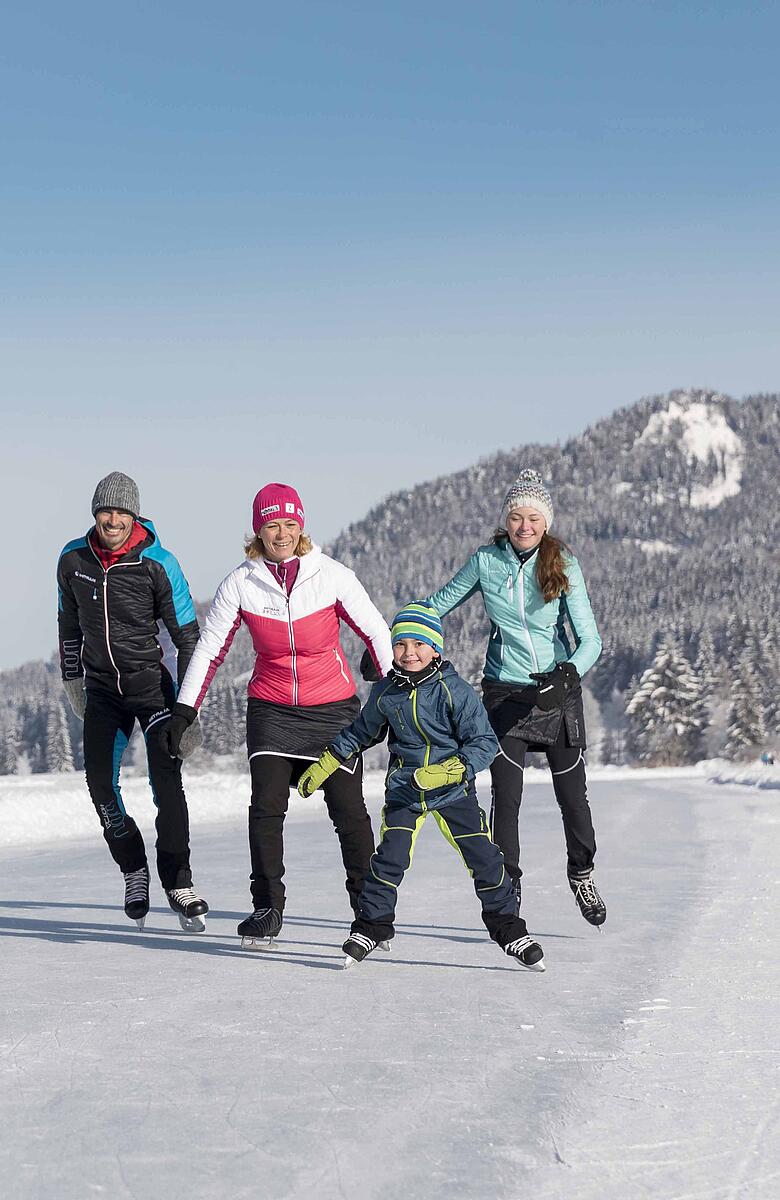 Familie beim Eislaufen am Weissensee