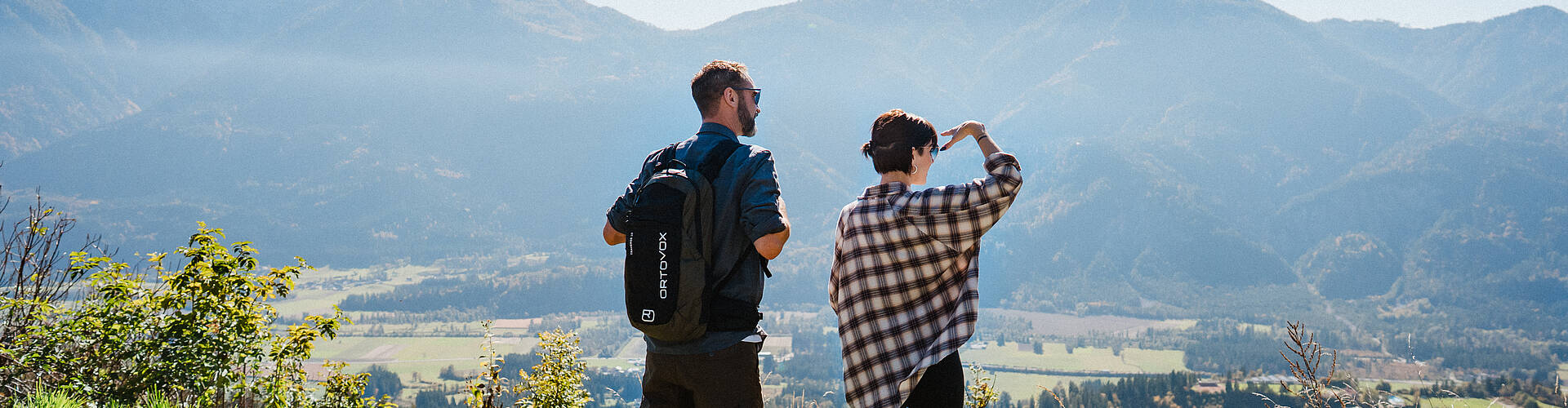 Mann und Frau beim Bahnhofswandern mit schöner Aussicht