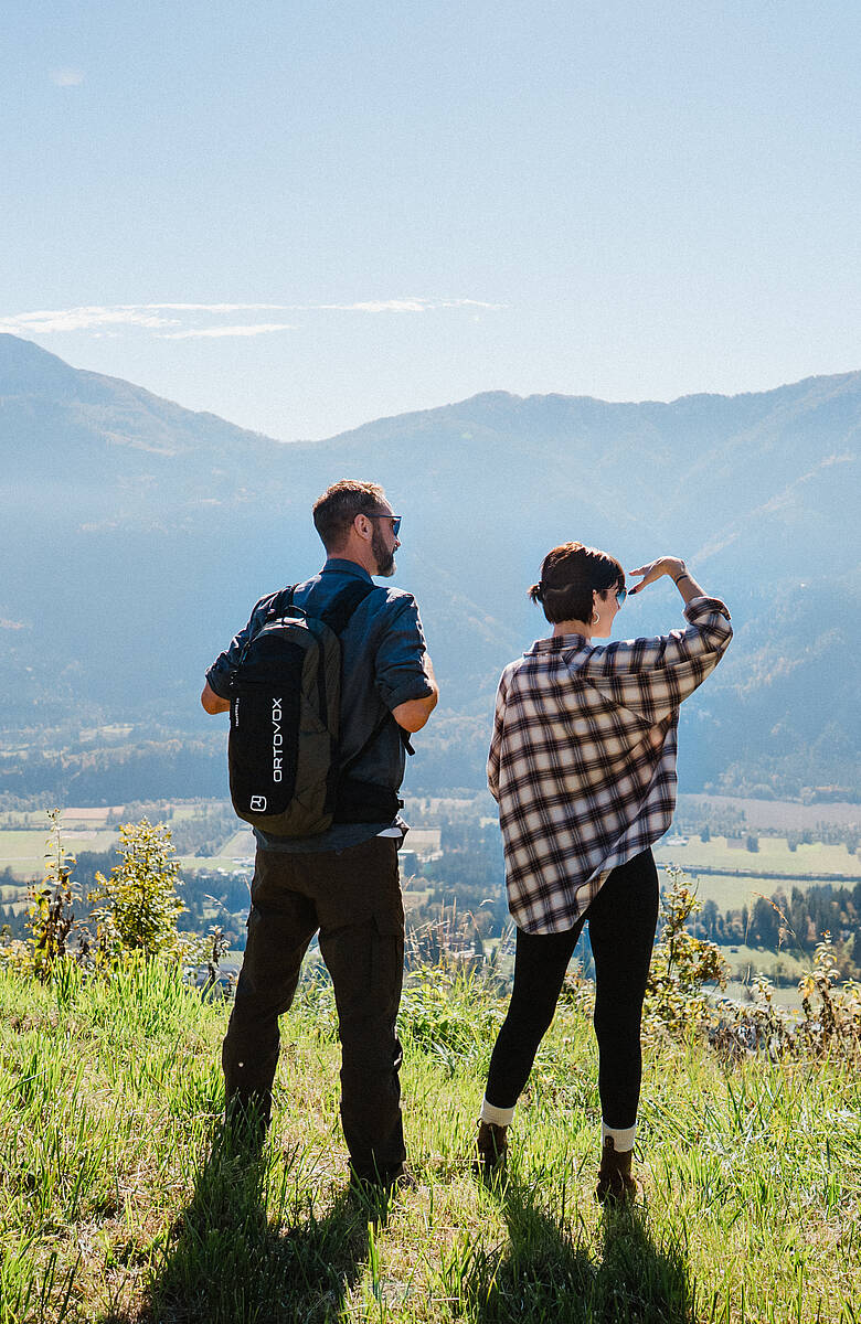 Mann und Frau beim Bahnhofswandern mit schöner Aussicht