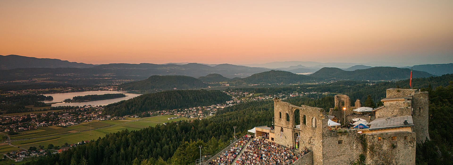 Burgarena Finkenstein eine alte Burg als Veranstaltungslocation im Sonnenuntergang