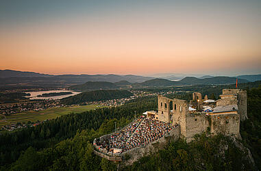 Burgarena Finkenstein eine alte Burg als Veranstaltungslocation im Sonnenuntergang