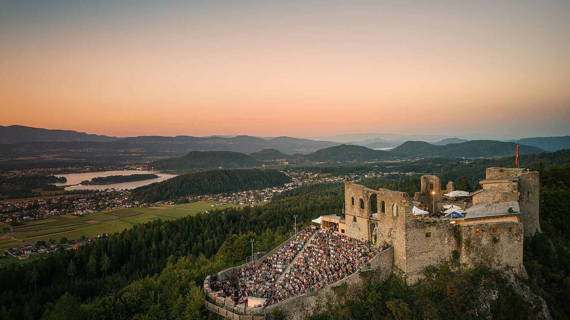 Burgarena Finkenstein eine alte Burg als Veranstaltungslocation im Sonnenuntergang