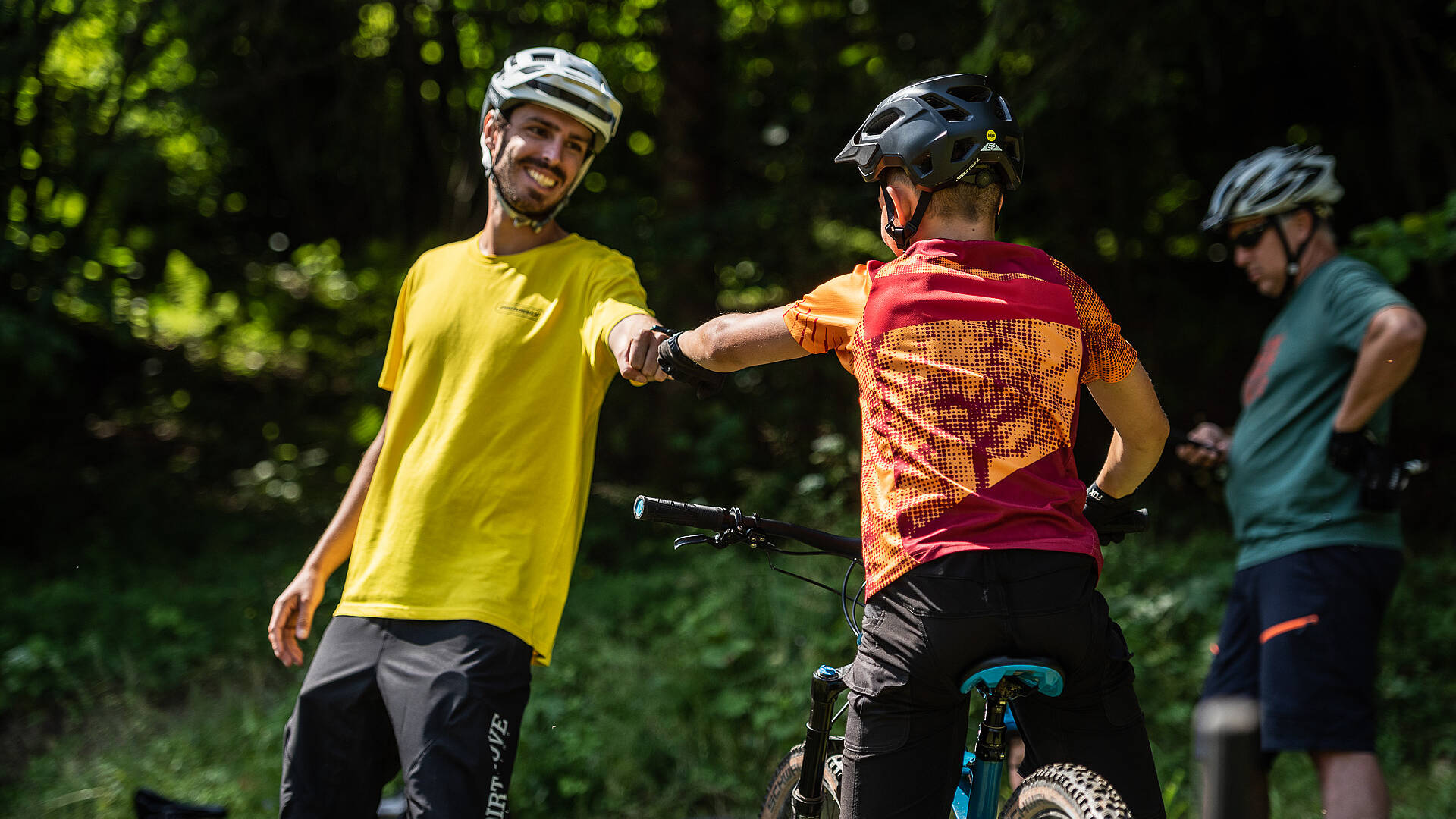 Zwei Freunde zeigen ihre Freude am Biken.