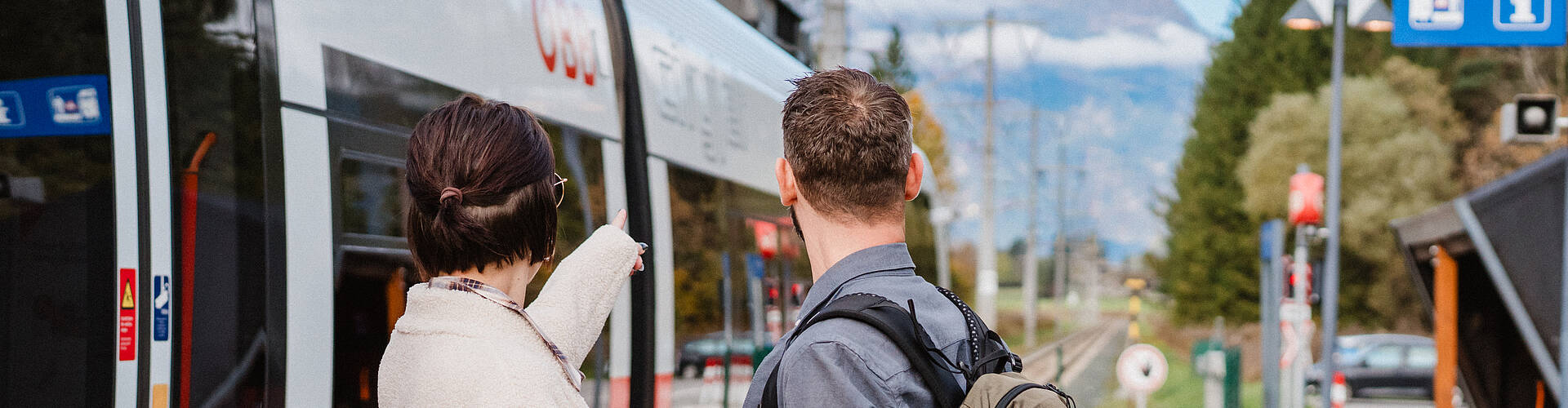 Bahnhofswandern Mann und Frau warten auf Abfahrt der S-Bahn am Bahnsteig