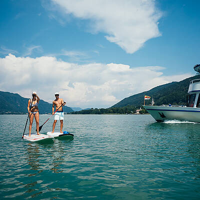 Paerchen mit den Stand up paddels am Ossiacher See