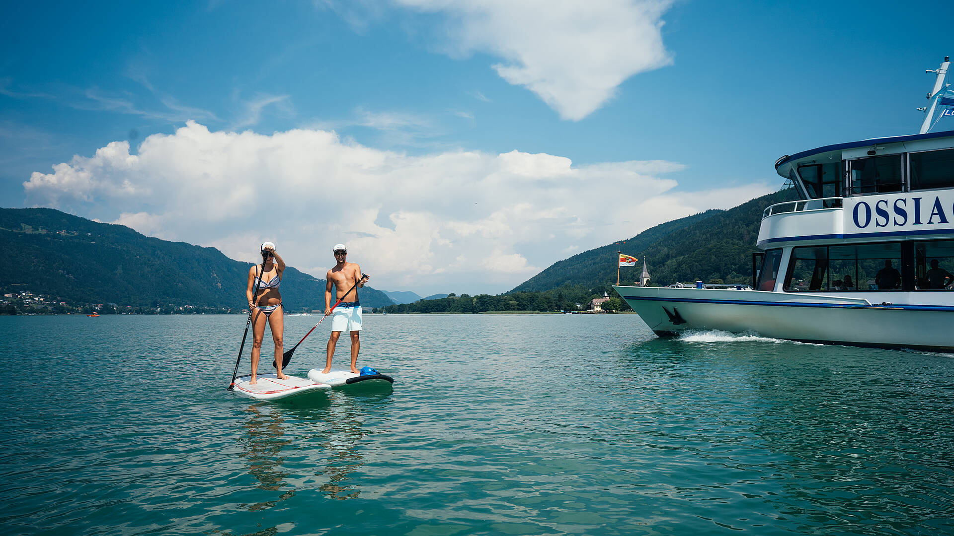 Paerchen mit den Stand up paddels am Ossiacher See