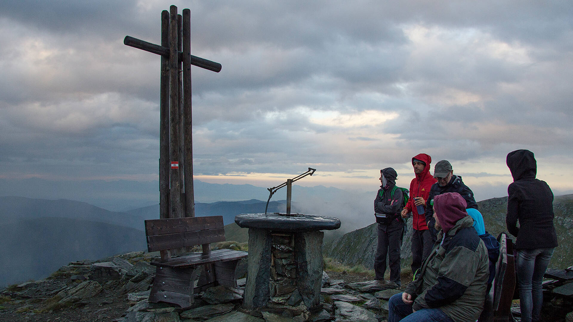  Sonnenaufgangswanderung am Falkert Gipfelkreuz