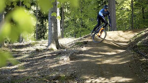 Mountainbiker am Flowduro Trail in der Region Villach