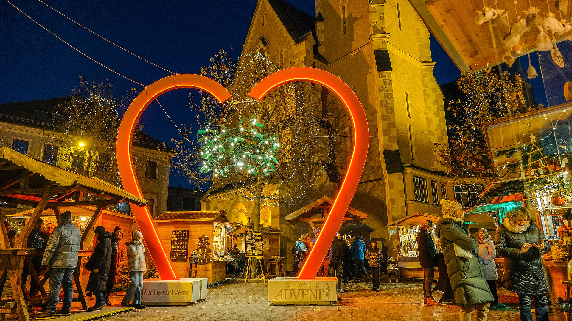 Villacher Advent mit Herz und Jakobs Kirche