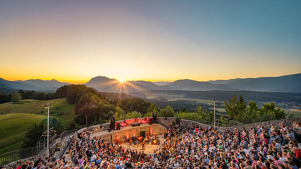 Konzert auf der Burgarena Finkenstein bei Sonnenuntergang