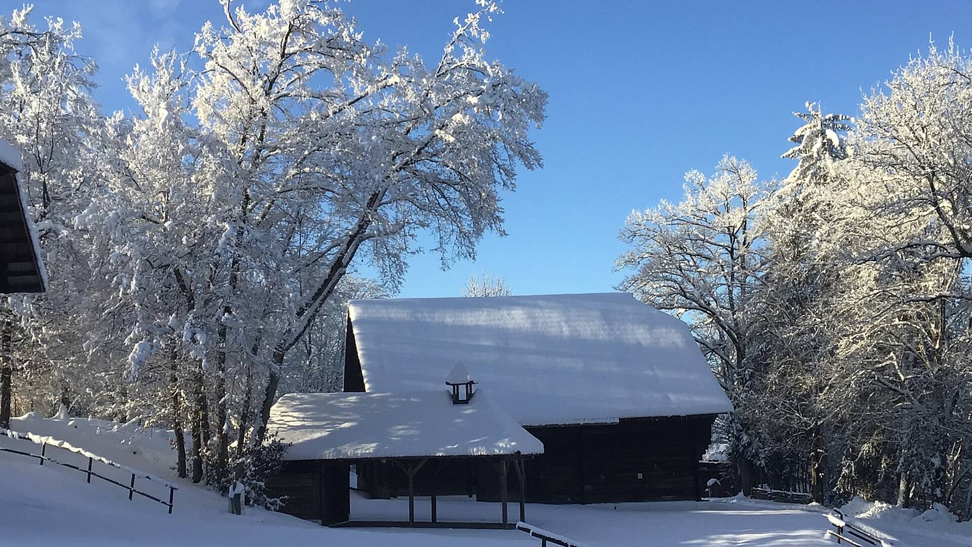 Schneebedeckte Hütte im Advent im Freilichtmuseum Maria Saal