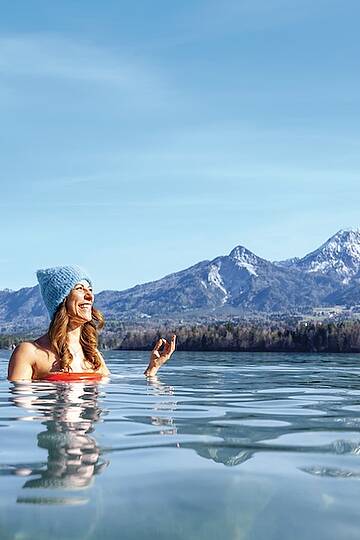 Frau beim Kaltbaden am Faaker See zugeschn.