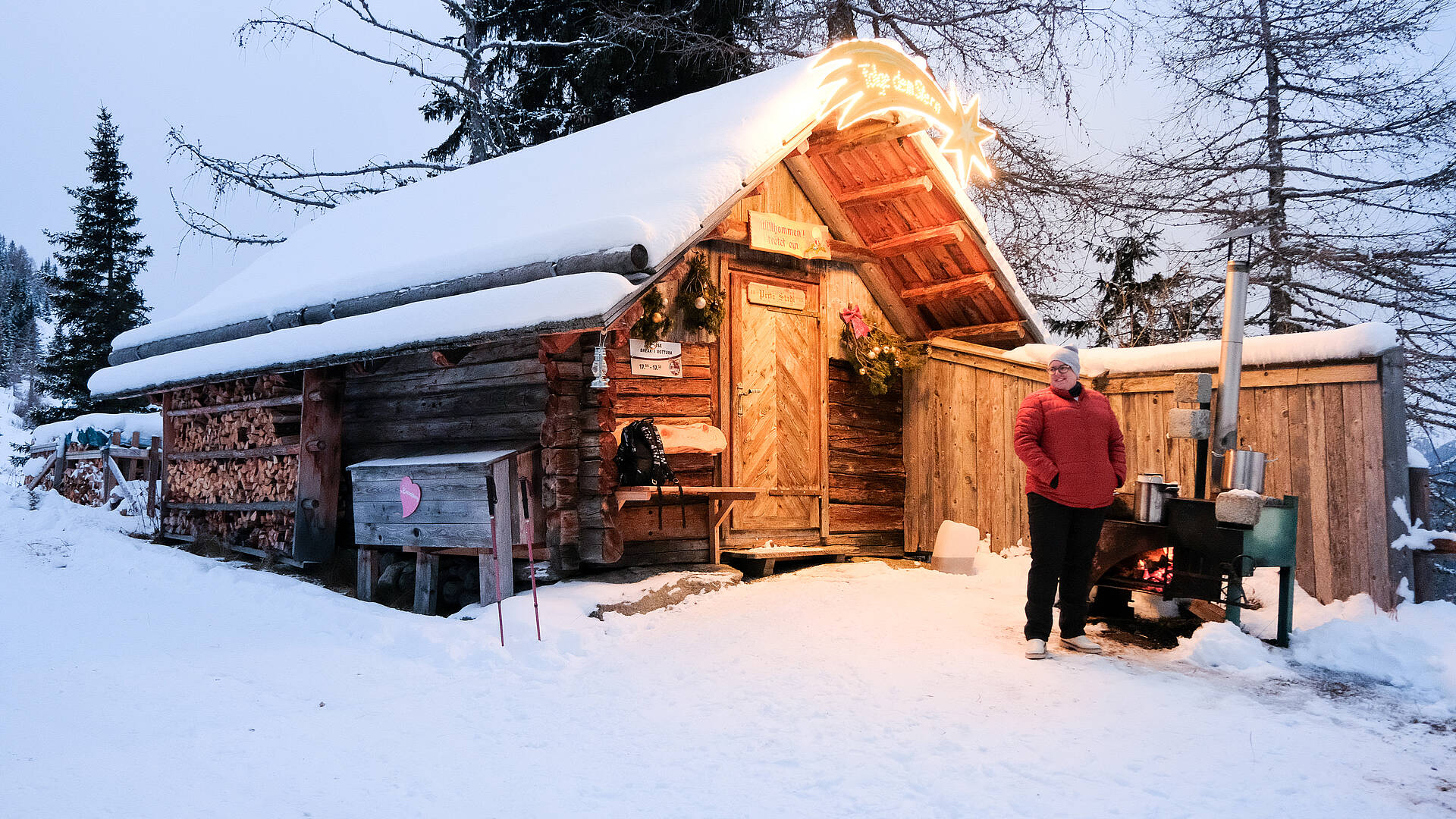 Beleuchtete Hütte am Katschberger Adventweg