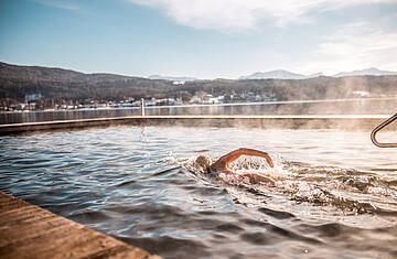 Schloss Seefels baden im beheizten Pool im Winter