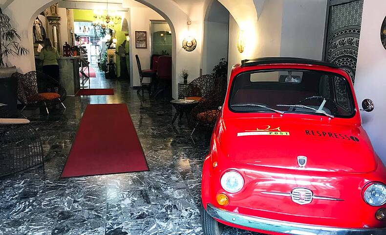 Fiat 500 Eingangsbereich Erlebnishotel Post Spittal