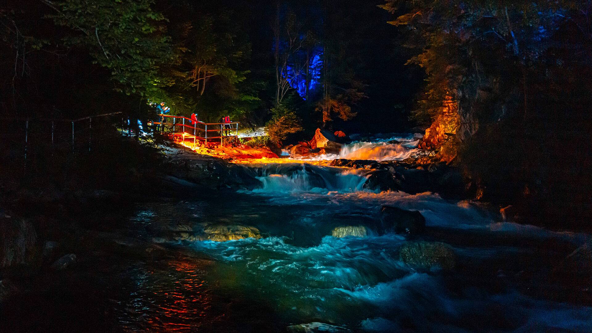 Groppensteinschlucht im Schein der Stirmlampe am Wasser