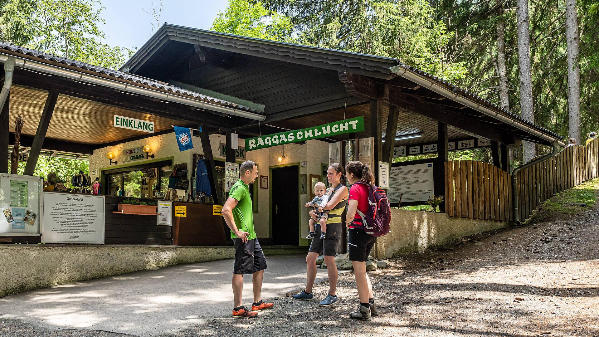 Familie beim Eingang zur Raggaschlucht in den Hohen Tauern bei Flattach