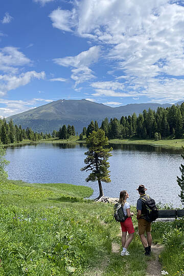 3 Seen Wanderung auf der Turracher Hoehe mit Blick auf den Schwarzsee