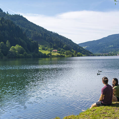 Paerchen am Slow Trail Afritzer See mit Blick auf den See