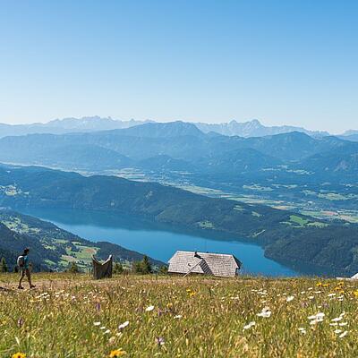 Wandern am Berg mit Blick auf dem See