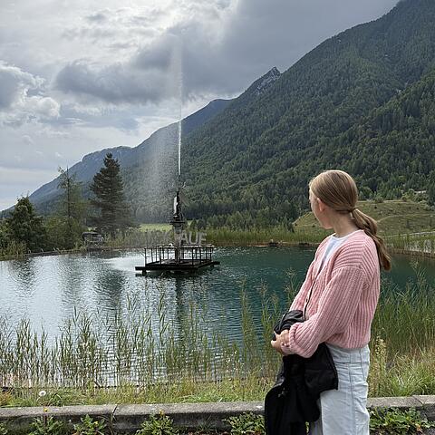 Eingang mit See beim Bergwerk Terra Mystica