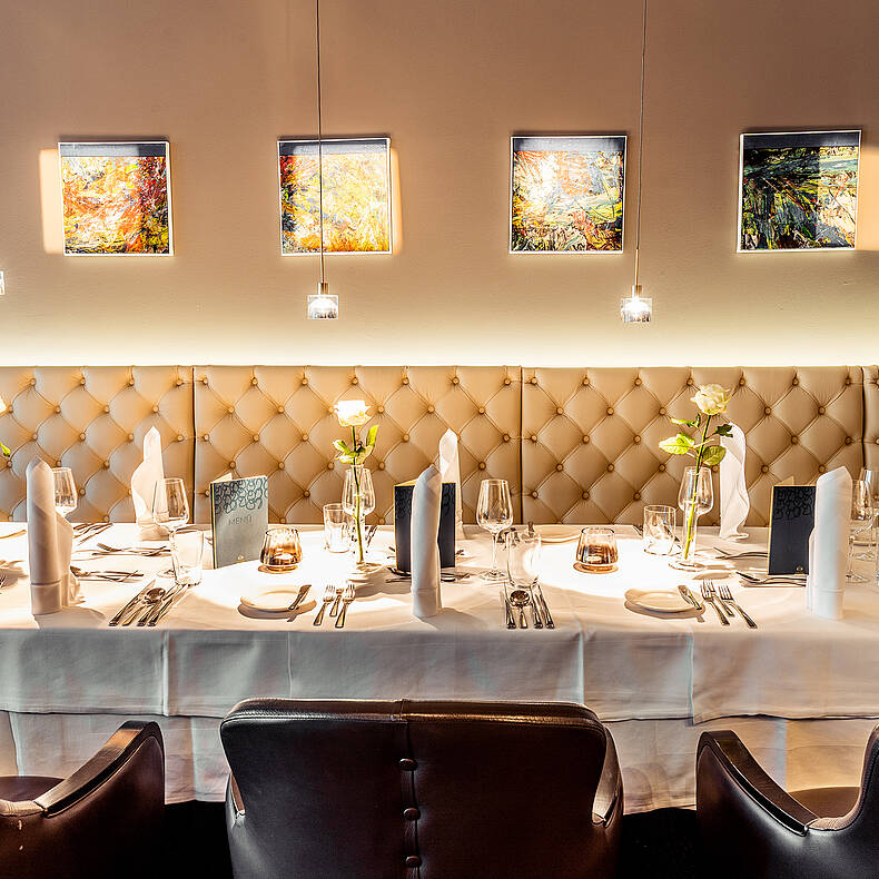 Warmbaderhof gedeckter Tisch im Speisesaal