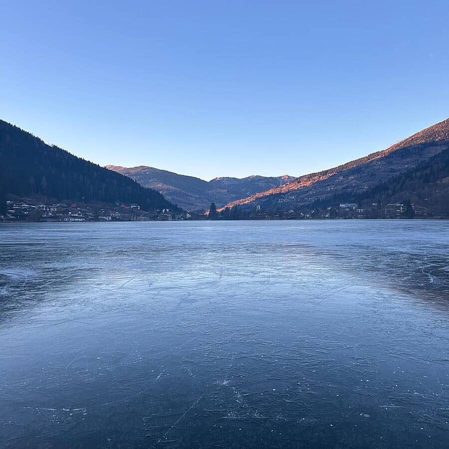 Eislaufen am zugefrorenen Brennsee