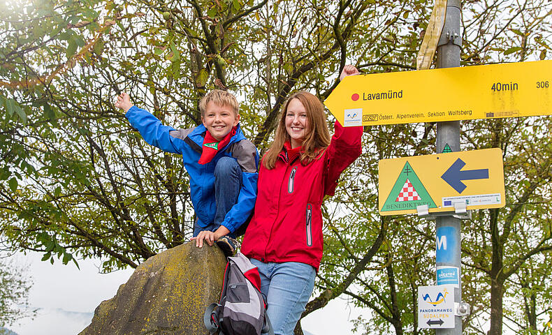 Mädchen und Bub pilgern am Benediktweg
