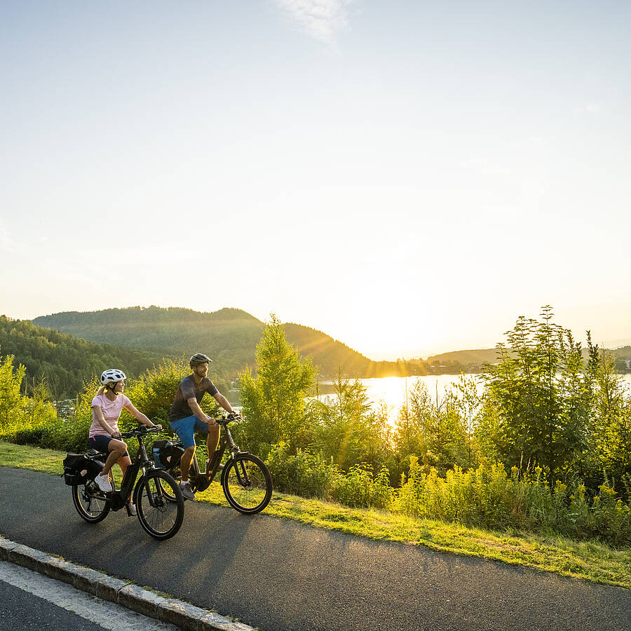 Paerchen beim Genussradfahren in der Region Suedkaernten