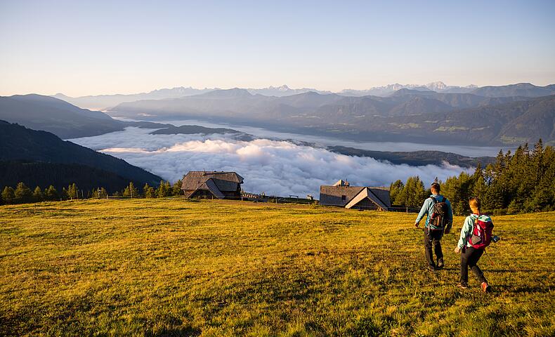 Paerchen beim Wandern auf der Millstaetter Alpe bei der Alexanderalm