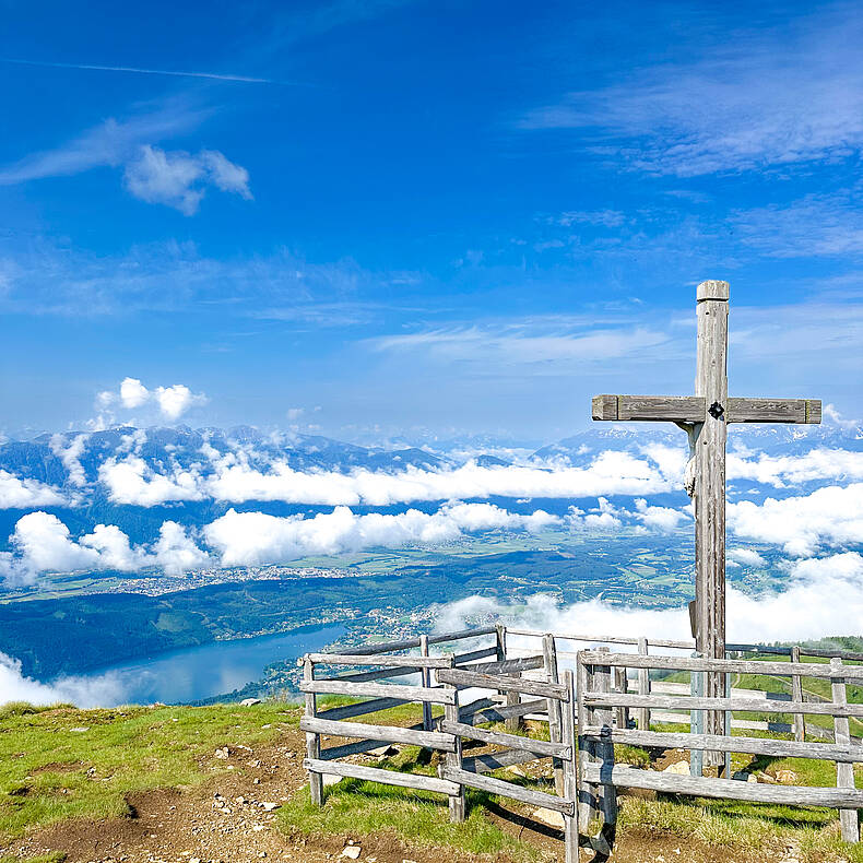 Am Gipfel des Tschierwegernock ist ein Gipfelkreuz zu sehen und man hat eine wunderschöne Aussicht auf den Millstätter See. 