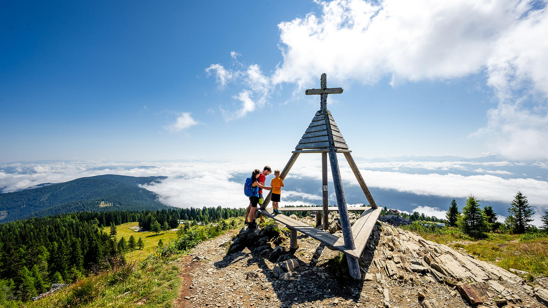 Familie auf der Gerlitzen Alpe beim Wetterkreuz