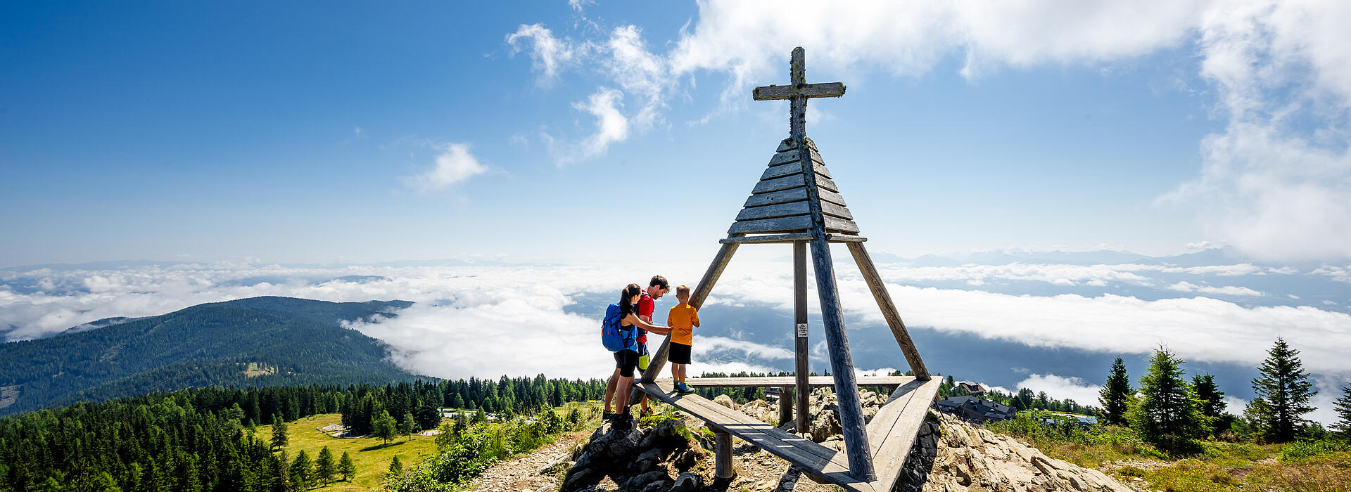 Familie auf der Gerlitzen Alpe beim Wetterkreuz
