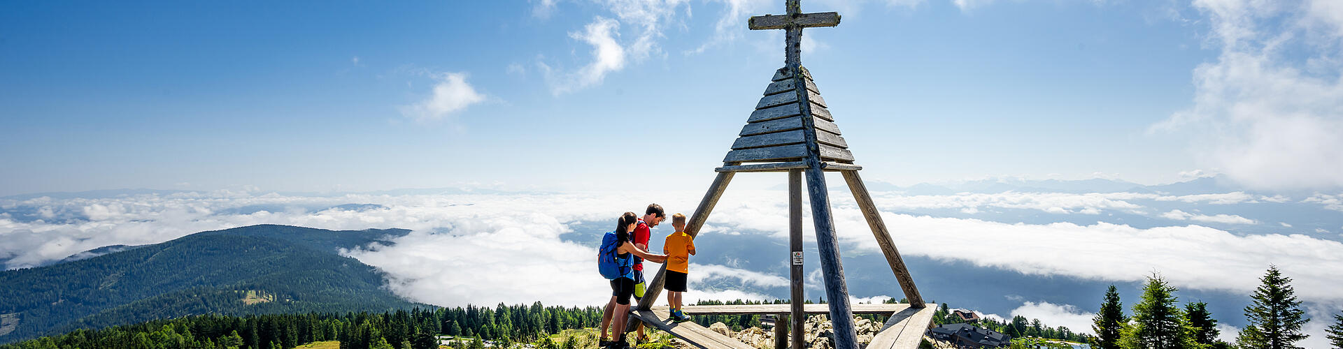 Familie auf der Gerlitzen Alpe beim Wetterkreuz