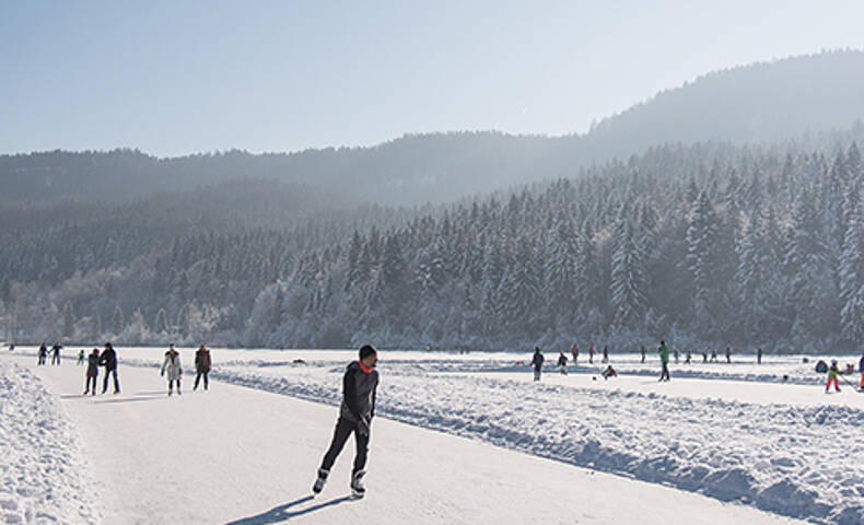 Eislaufen auf den zugefrorenen Seen in Kärnten