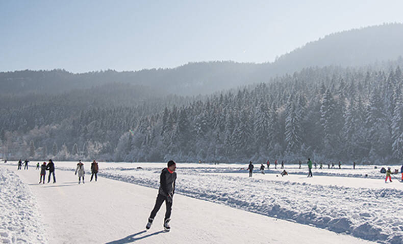 Winterurlaub in Österreich Eislaufen auf den zugefrorenen Seen in Kärnten