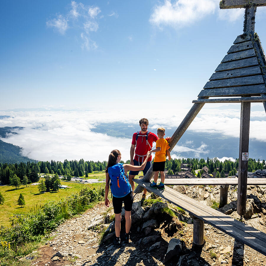 Familie auf der Gerlitzen Alpe beim Wetterkreuz