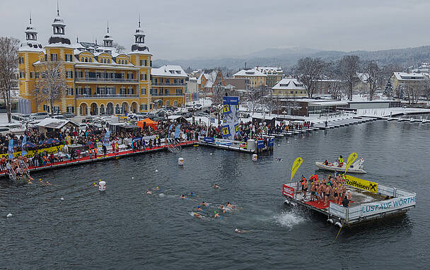 Neujahrsschwimmen in Velden am Wörthersee vor dem Schlosshotel