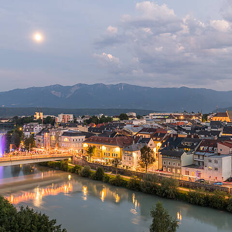 Villach mit Wasserspiele Draupuls