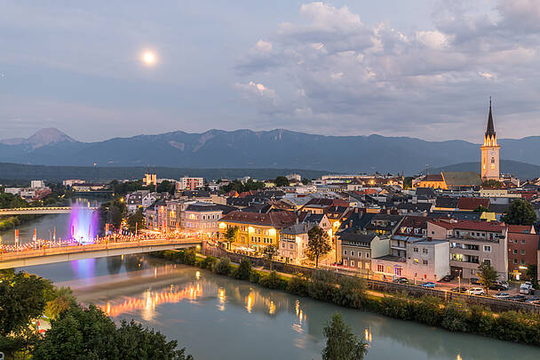 Villach mit Wasserspiele Draupuls